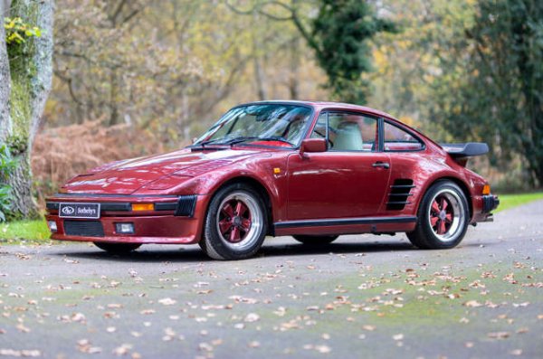 &euro;140-180 000

Последният избор от този каталог е наистина привличащ вниманието класически автомобил, който все още се задвижва от оригиналния си 3,3-литров двигател.
Като нов е продаден на Катар и върнат в Европа през 1993 година. Купувачът е от Обединеното кралство. Последните 30 години не е сменял собственика - впечатляващо!
След като прекарва около 20 години в гаража, през миналия юли е повторно пуснат в експлоатация, като за целта двигателят е реконструиран. Красив с неговия фабрично червен металик цвят.